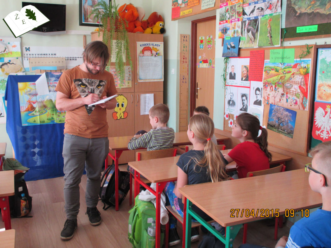 żywa lekcja przyrody z owadami w szkole podstawowej