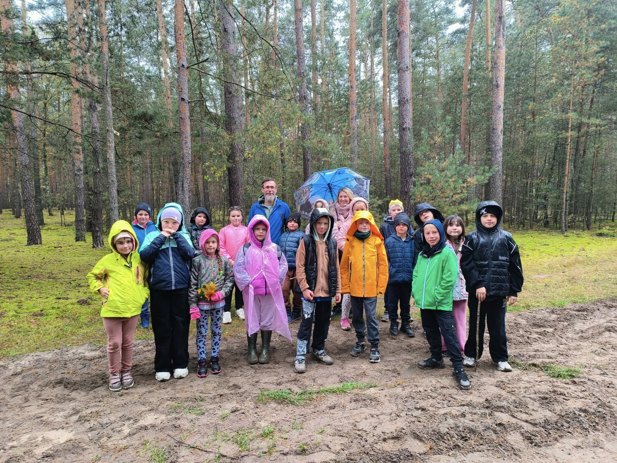 12.10.2025 spacer po lesie z uczniami szkoły podstawowej we współpracy z Gminną Publiczną Biblioteką w Zaborze