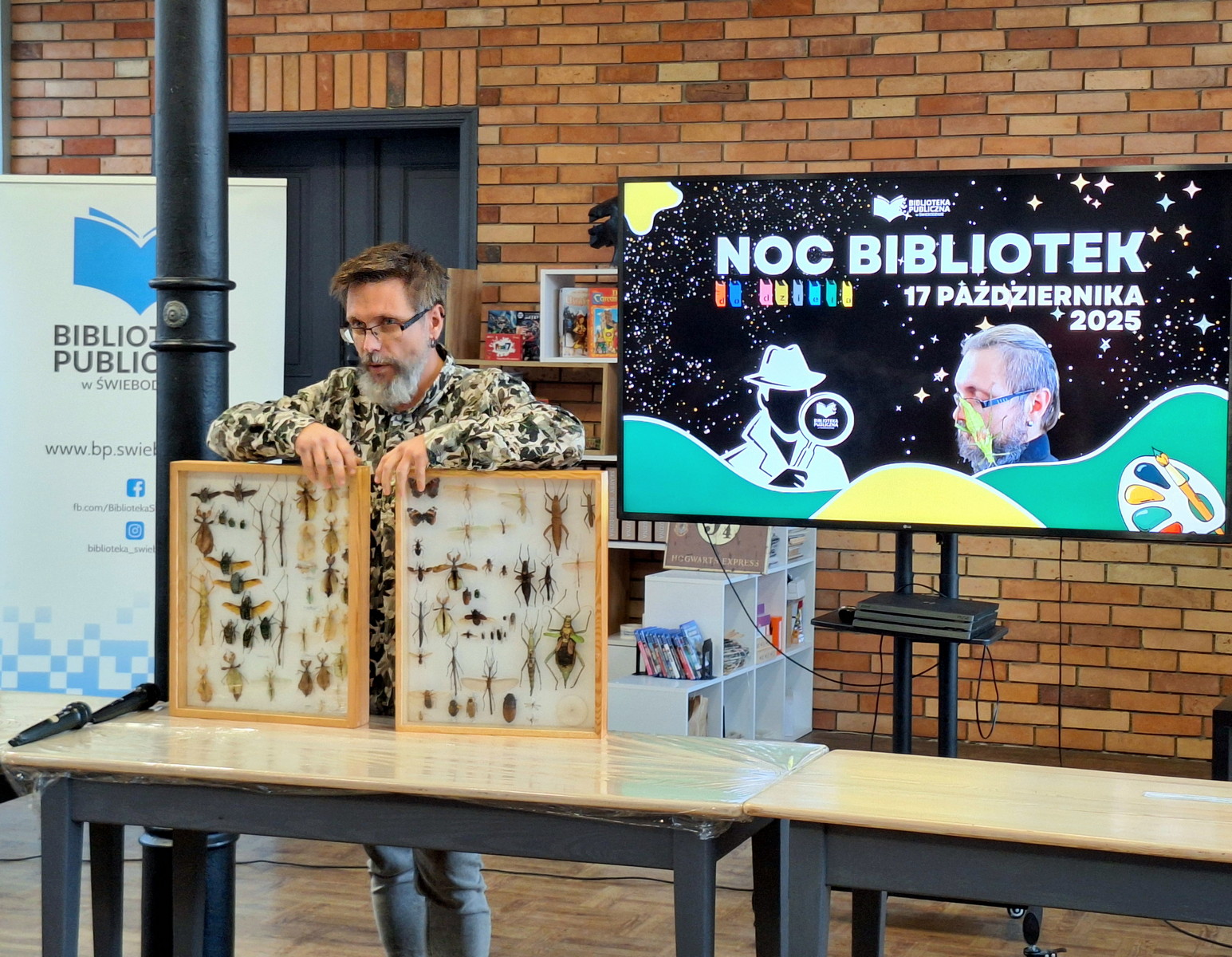 21.10.2025 spotkanie z drem Sebastianem Pilichowskim w Bibliotece Publicznej w Świebodzinie - spotkanie o owadach, noc bibliotek
