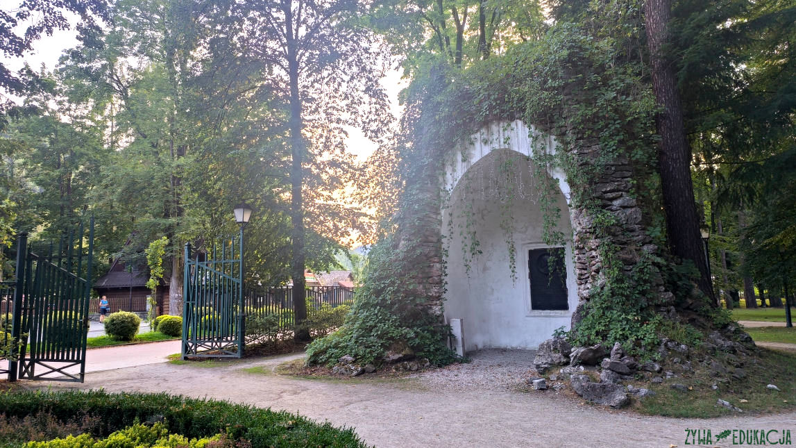 Szczawnica Park Dolny grota Mikołaja Zyblikiewicza
